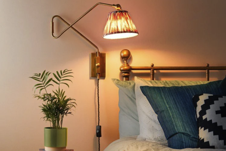 Versatile Bedroom Lamp: Stepless Dimming and Color Adjustment